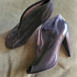 Vince Camuto black leather Amber booties GUC
